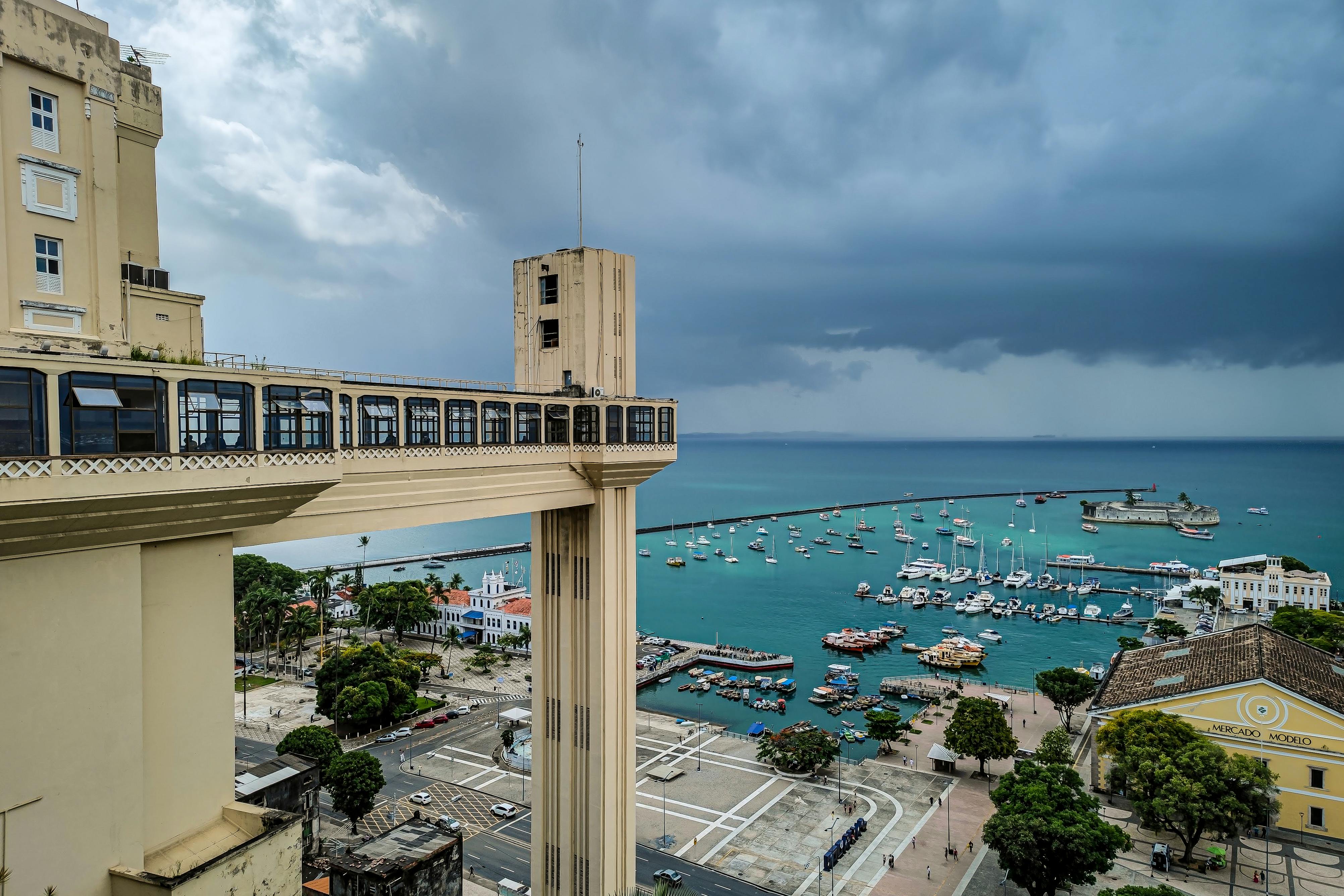 Der Elevador Lacerda ist ein Schnellaufzug, der die Unterstadt mit der Oberstadt der brasilianischen Metropole verbindet, in der die diesjährigen Deutsch-Brasilianischen Wirtschaftstage stattfinden. Foto: Vinicius Dattwyler (Pexels)