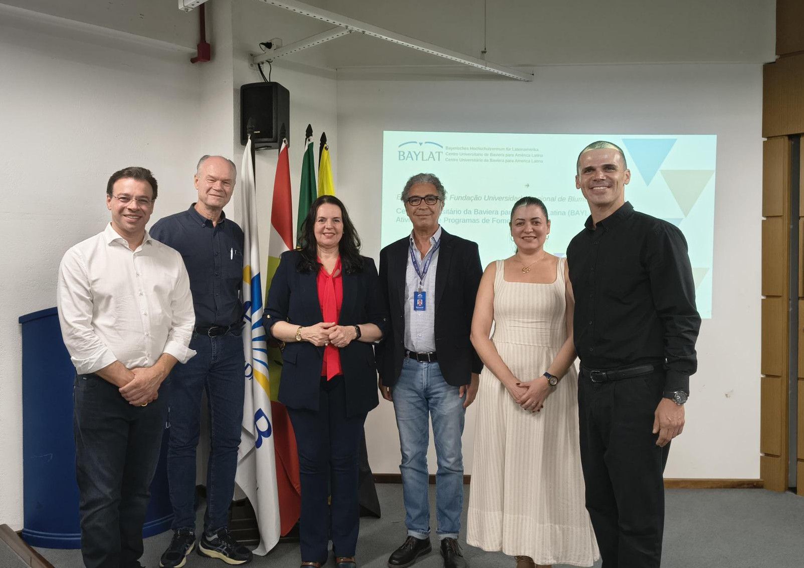 Dr. de Melo-Reiners (3.v.l.) nach ihrem Vortrag in der Regionalen Universität Blumenau - Foto: FURB 