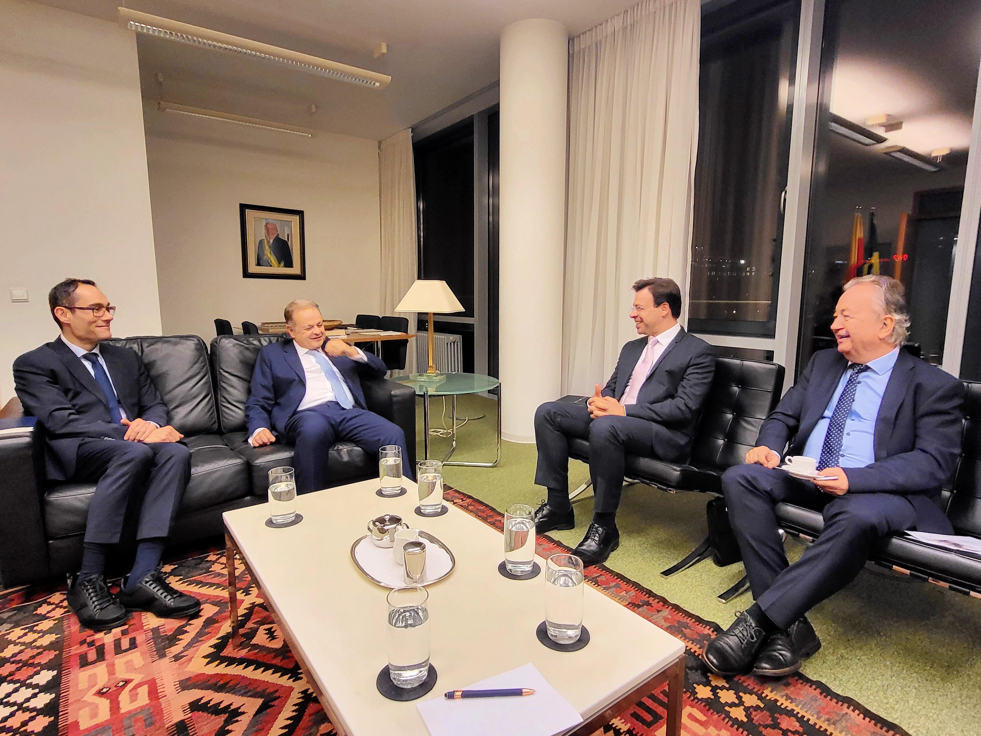 Botschafter Baena Soares (2.v.l.) im Gespräch mit Sylvio Zimmermann Neto und Hans-Dieter Beuthan (r.) Gesandter  Luiz Eduardo Goncalves (l.) Foto: WWZ-BD 